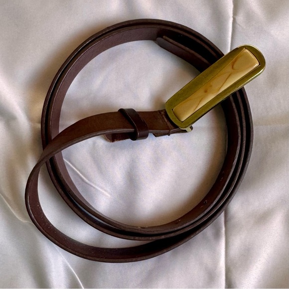 Elegant Brown Leather Belt with Gold Buckle - Picture 2 of 6